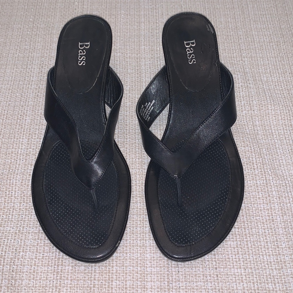 Women’s size 7.5 black bass wedge sandals.